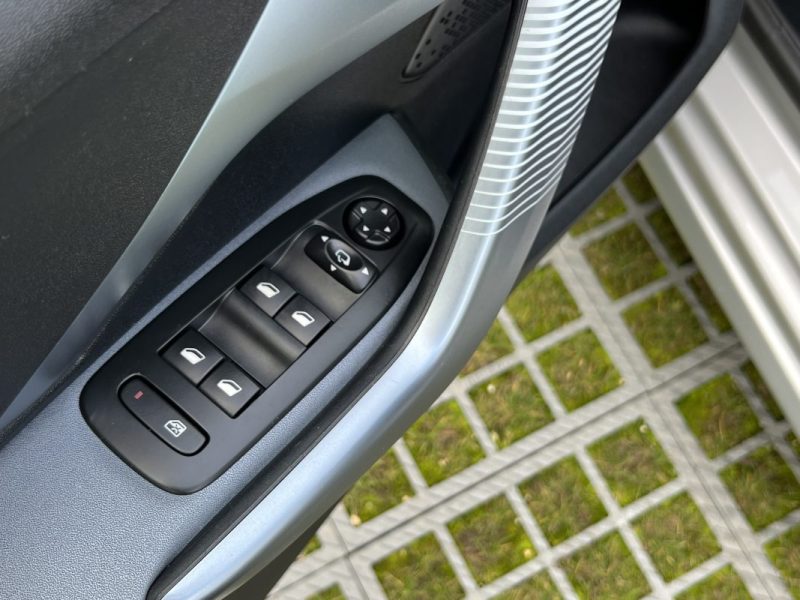 PEUGEOT 208 PHASE 2 ALLURE 1.2 82 Cv APPLE CARPLAY 19 300 Km CRIT AIR 1 - Garantie 1an