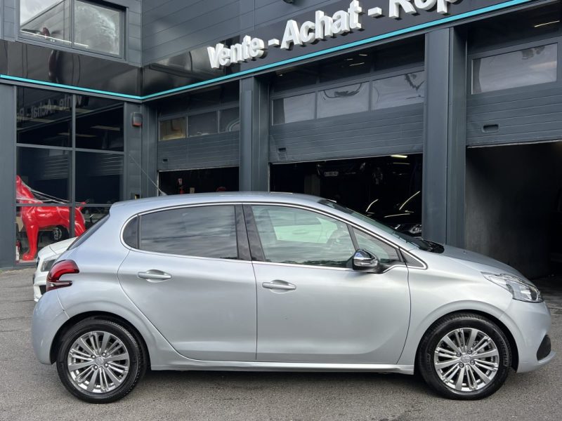 PEUGEOT 208 PHASE 2 ALLURE 1.2 82 Cv APPLE CARPLAY 19 300 Km CRIT AIR 1 - Garantie 1an