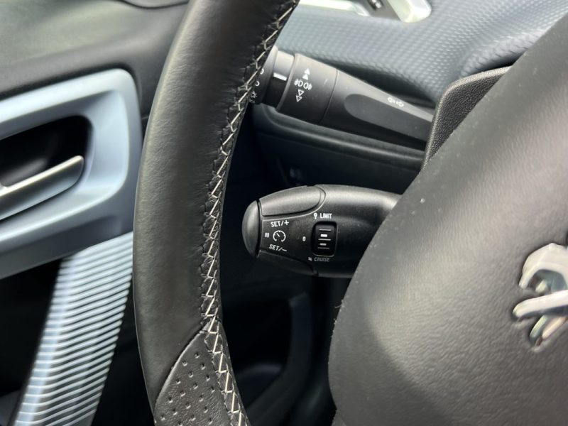 PEUGEOT 208 PHASE 2 ALLURE 1.2 82 Cv APPLE CARPLAY 19 300 Km CRIT AIR 1 - Garantie 1an