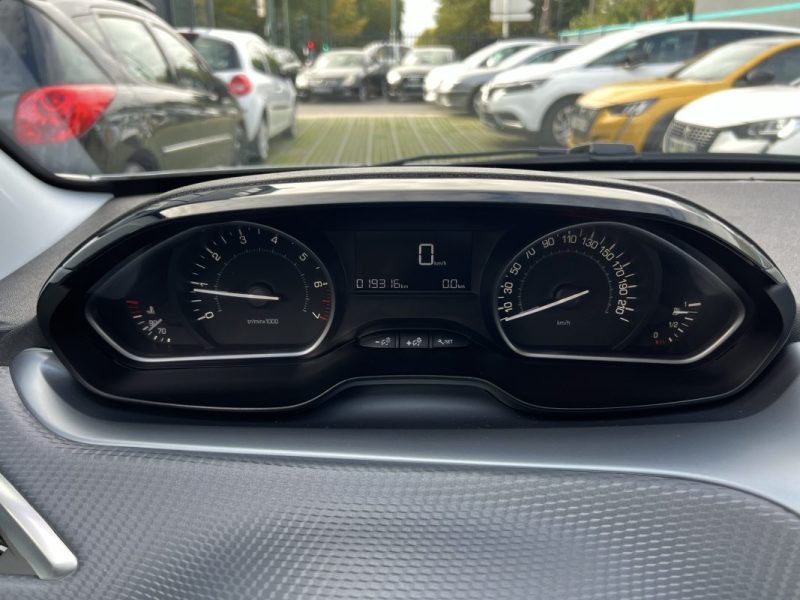 PEUGEOT 208 PHASE 2 ALLURE 1.2 82 Cv APPLE CARPLAY 19 300 Km CRIT AIR 1 - Garantie 1an