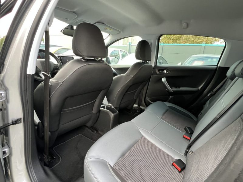 PEUGEOT 208 PHASE 2 ALLURE 1.2 82 Cv APPLE CARPLAY 19 300 Km CRIT AIR 1 - Garantie 1an