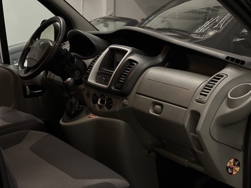 RENAULT TRAFIC 2.0 DCI 115CH AUTHENTIQUE 9 PLACES
