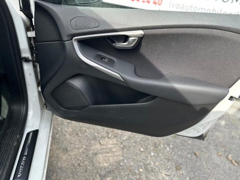 Volvo V40 1.6 D2 115cv Momentum BUSINESS garantie 12mois caméra de recul