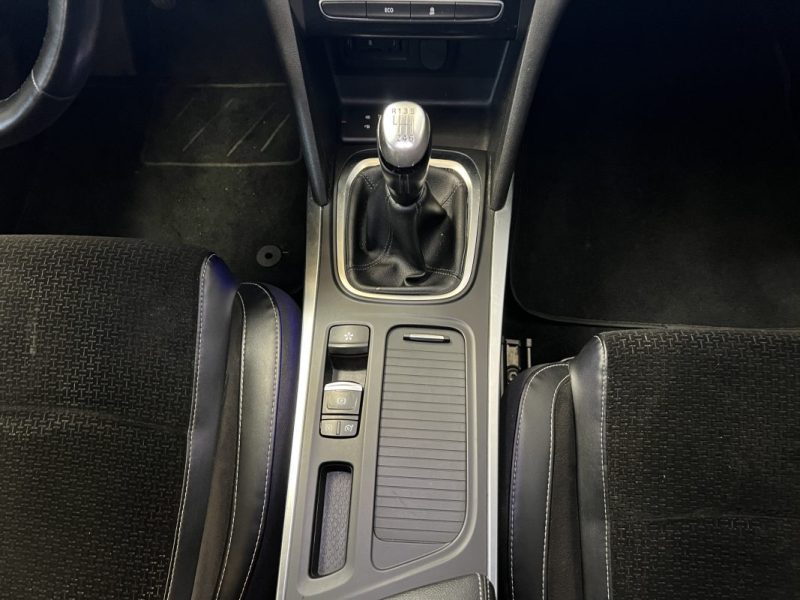  RENAULT MEGANE IV INTENS 1.2 130CV - GPS - SUIVI FACTURE OK  124500KM - 