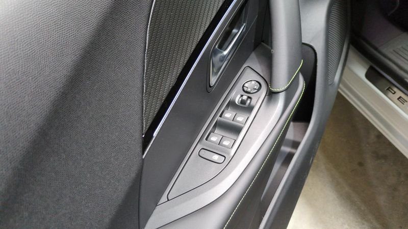 Peugeot 2008 Hybrid 145 e-dcs6 gt+ jantes 18 + pack vision & navigation drive assist plus