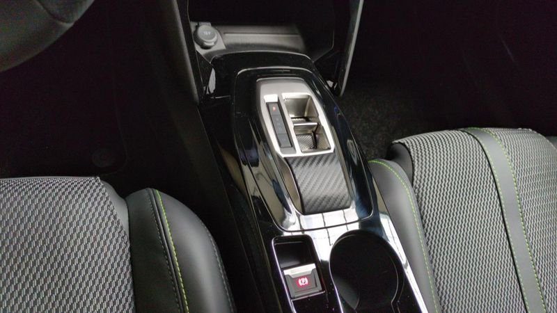 Peugeot 2008 Hybrid 145 e-dcs6 gt+ jantes 18 + pack vision & navigation drive assist plus