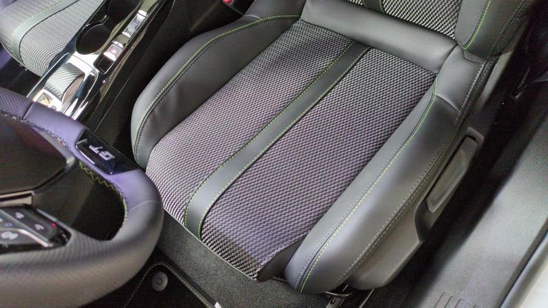 Peugeot 2008 Hybrid 145 e-dcs6 gt+ jantes 18 + pack vision & navigation drive assist plus