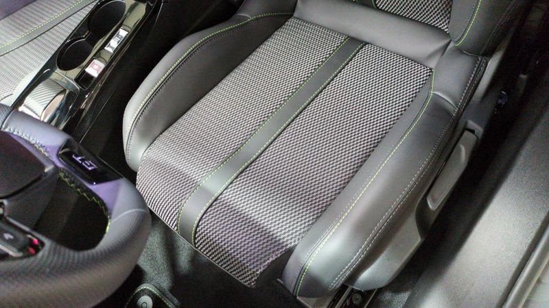 Peugeot 2008 Hybrid 145 e-dcs6 gt+ jantes 18 + pack vision & navigation drive assist plus