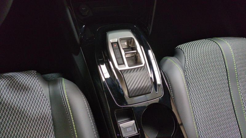 Peugeot 2008 Hybrid 145 e-dcs6 gt+ jantes 18 + pack vision & navigation drive assist plus