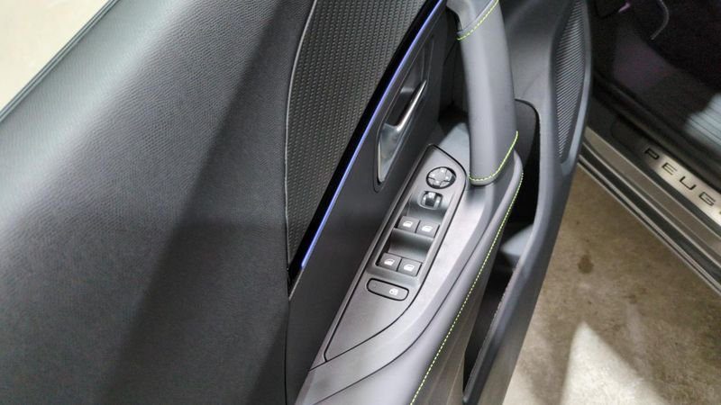 Peugeot 2008 Hybrid 145 e-dcs6 gt+ jantes 18 + pack vision & navigation drive assist plus