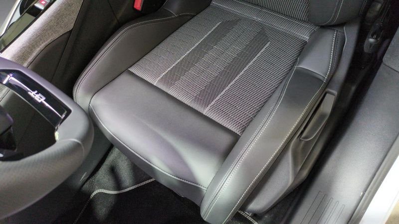 Peugeot 3008 nouveau Hybrid 145 e-dcs6 gt