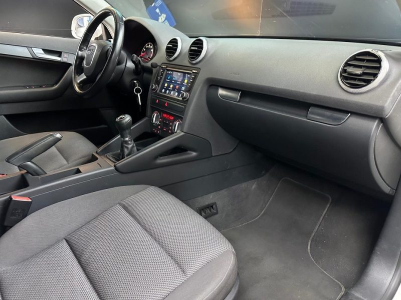 AUDI A3 1.6i 100 cv Business