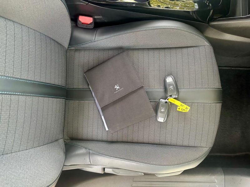 PEUGEOT 2008 1.5 BLUEHDI 130 ALLURE EAT8 **1ÈRE MAIN** 