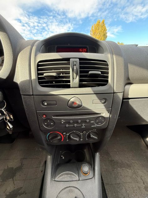RENAULT CLIO 1.2I - 8V 2009