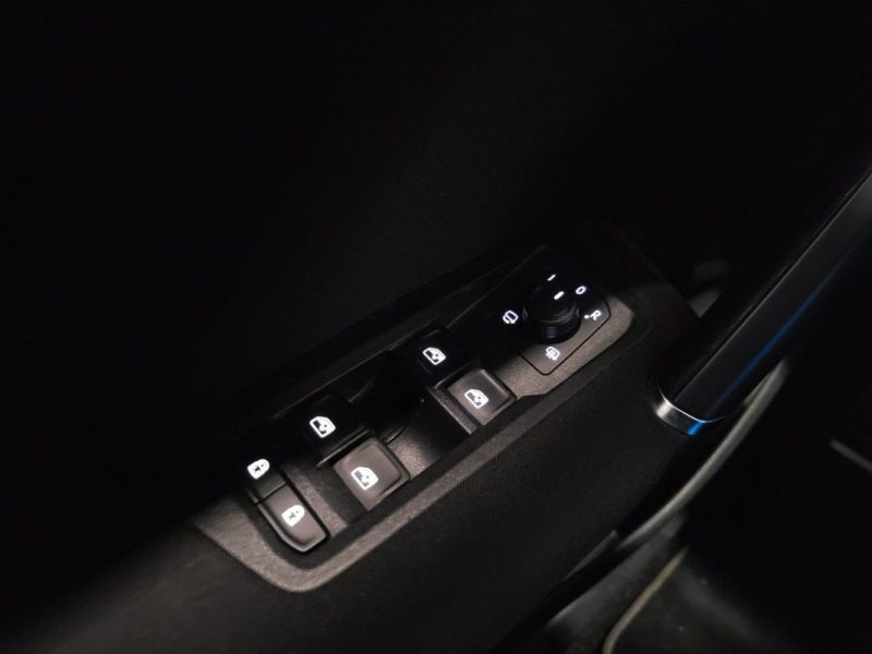 VOLKSWAGEN TOURAN 1.6 TDI 115 CONFORTLINE DSG7 7PL / CARPLAY / CAMERA DE RECUL / SUIVI COMPLET 