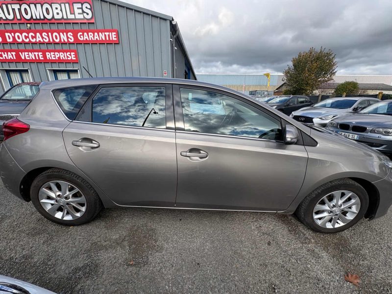 TOYOTA AURIS  1.3 VVTI 100CH 1ERE MAIN 2014
