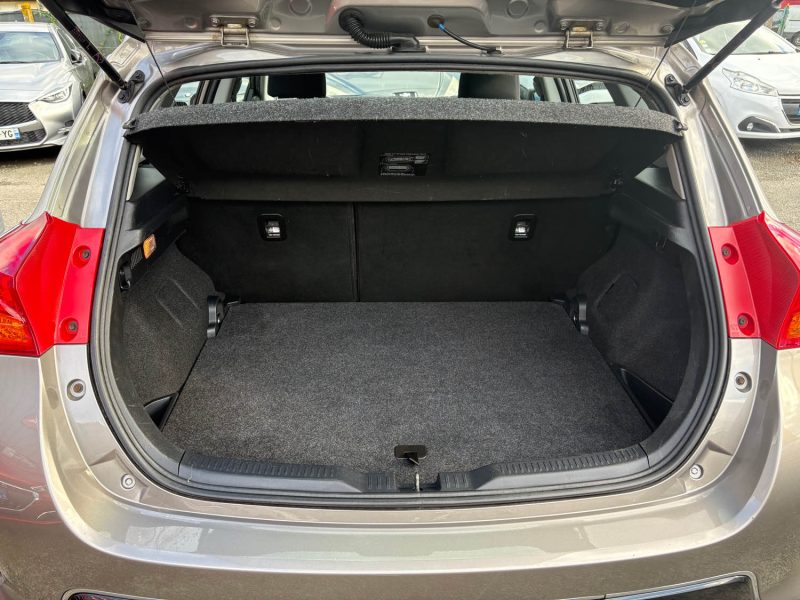 TOYOTA AURIS  1.3 VVTI 100CH 1ERE MAIN 2014