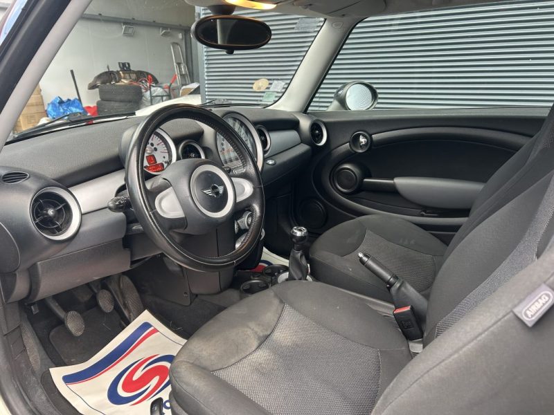 MINI MINI COOPER D R56 110 ONE DISTRIBUTION NEUVE