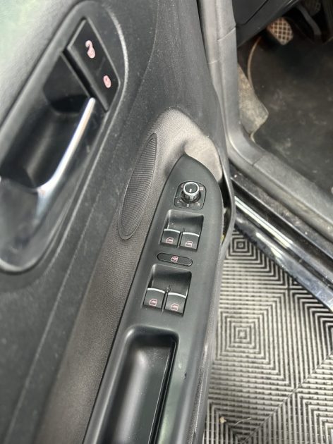 VOLKSWAGEN GOLF + 1.6 TDI 105CH BLUEMOTION TECHNOLOGY FAP CONFORTLINE 2011