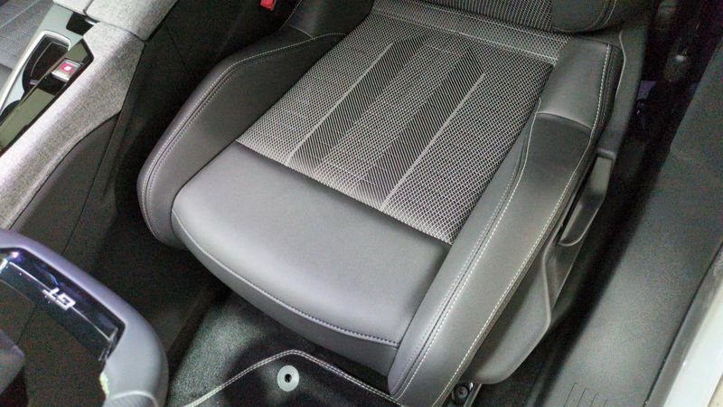 Peugeot 3008 nouveau Hybrid 145 e-dcs6 gt