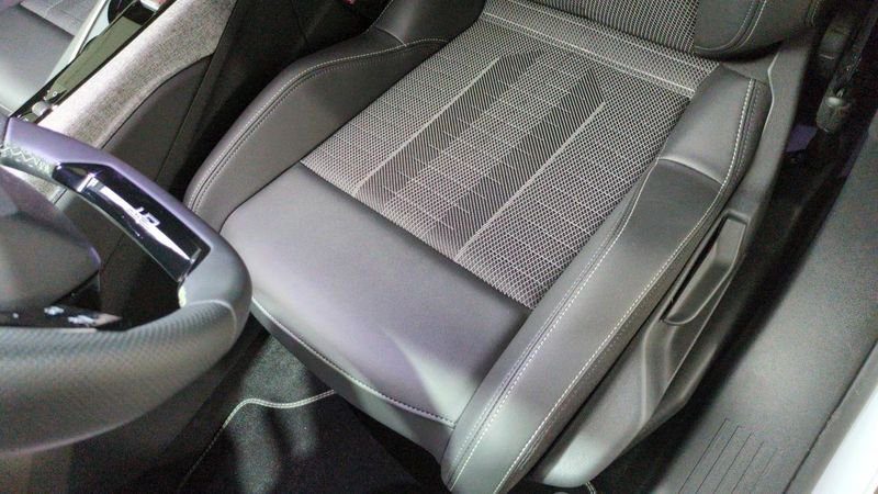 Peugeot 3008 nouveau Hybrid 145 e-dcs6 gt