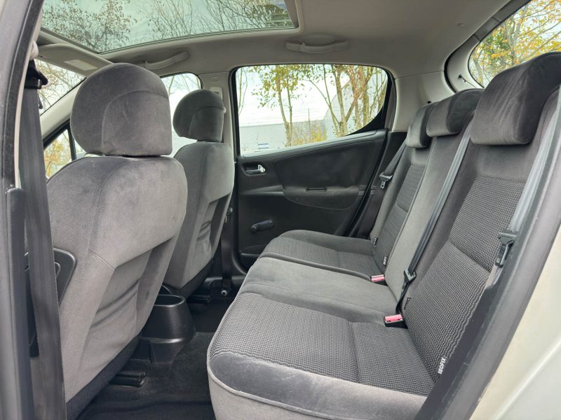 PEUGEOT 207 1.6E 16V 120 Exécutive, - Clim - Toit Pano - Révisée & Garantie 6 Mois.