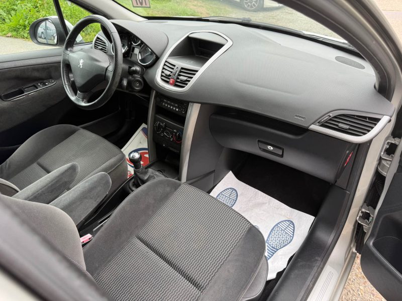 Peugeot 207 1.6 VTi 120 Executive – Clim – Toit Panoramique –  Révisée &  Garantie 6 mois. 