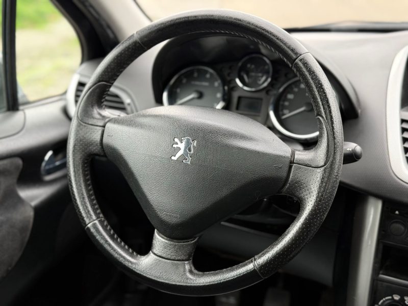 PEUGEOT 207 1.6E 16V 120 Exécutive, - Clim - Toit Pano - Révisée & Garantie 6 Mois.