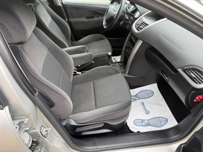 Peugeot 207 1.6 VTi 120 Executive – Clim – Toit Panoramique –  Révisée &  Garantie 6 mois. 