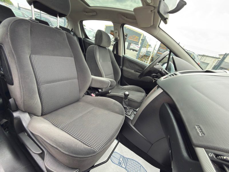 PEUGEOT 207 1.6E 16V 120 Exécutive, - Clim - Toit Pano - Révisée & Garantie 6 Mois.