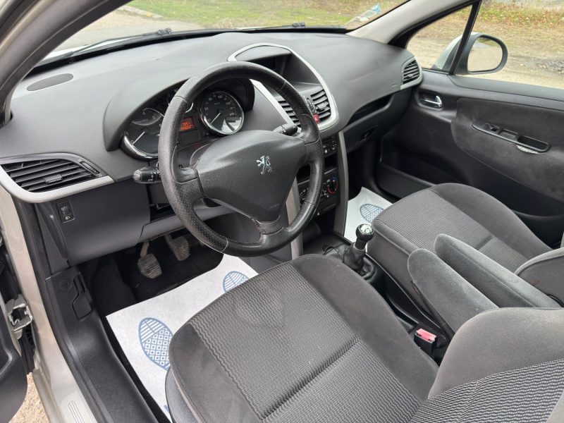 PEUGEOT 207 1.6E 16V 120 Exécutive, - Clim - Toit Pano - Révisée & Garantie 6 Mois.