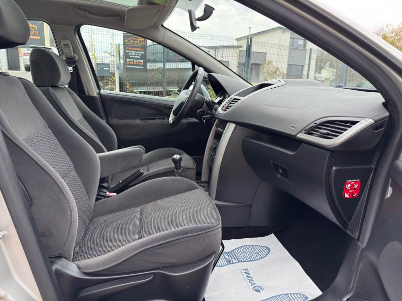 PEUGEOT 207 1.6E 16V 120 Exécutive, - Clim - Toit Pano - Révisée & Garantie 6 Mois.