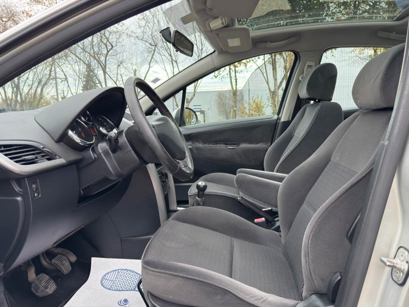 PEUGEOT 207 1.6E 16V 120 Exécutive, - Clim - Toit Pano - Révisée & Garantie 6 Mois.