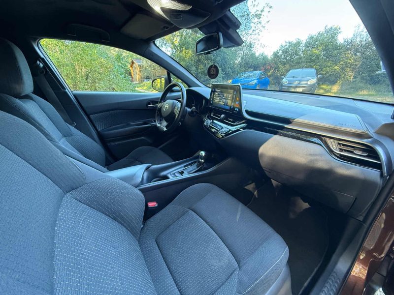 TOYOTA C-HR 122H DYNAMIC 2WD E-CVT 