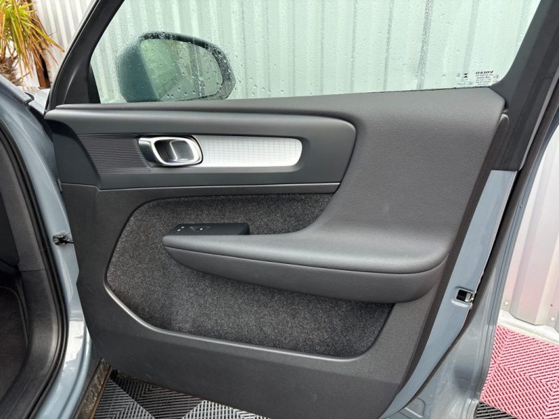 VOLVO XC40 B3 MOMENTUM 2.0 163CV BVA FAIBLE KILOMETRAGE GARANTIE 12 MOIS