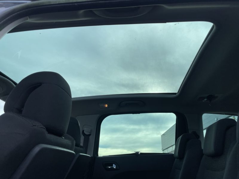 PEUGEOT 5008 1.6 HDi 112 FAP ALLURE BVA – 7 Places – Toit Panoramique – Radar de Recul