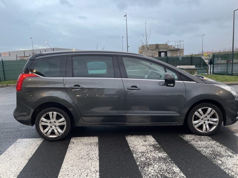 PEUGEOT 5008 1.6 HDi 112 FAP ALLURE BVA – 7 Places – Toit Panoramique – Radar de Recul