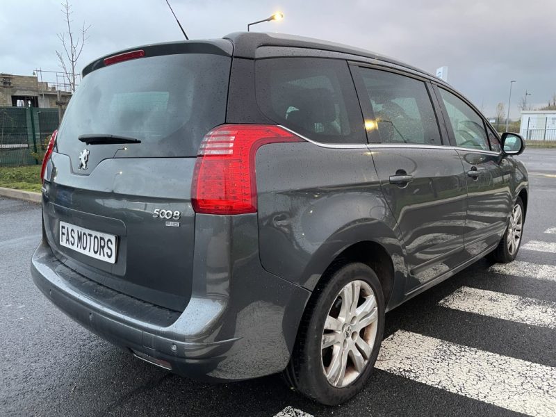 PEUGEOT 5008 1.6 HDi 112 FAP ALLURE BVA – 7 Places – Toit Panoramique – Radar de Recul