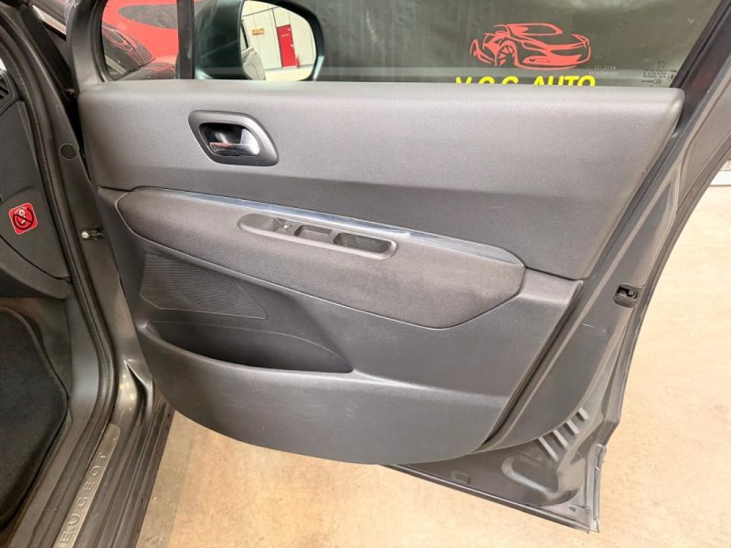 PEUGEOT 30081.6 HDi 110 Premium