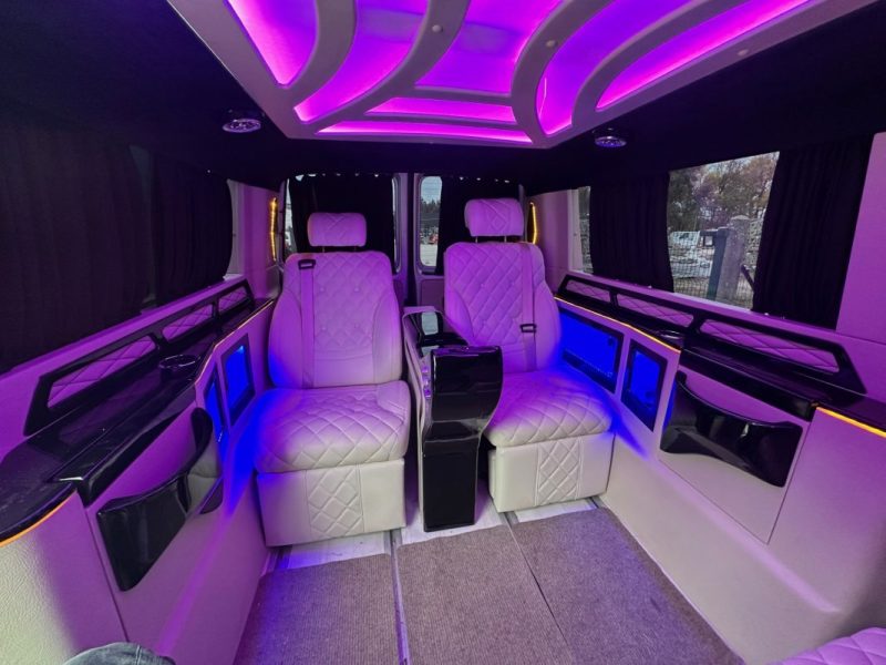 VOLKSWAGEN KOMBI T5 2.0 TDI 140CV / Intérieur VIP Luxe Sur Mesure  / Tv / Frigo 