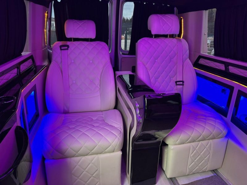 VOLKSWAGEN KOMBI T5 2.0 TDI 140CV / Intérieur VIP Luxe Sur Mesure  / Tv / Frigo 