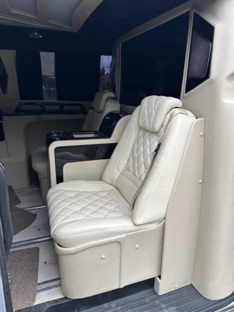 VOLKSWAGEN KOMBI T5 2.0 TDI 140CV / Intérieur VIP Luxe Sur Mesure  / Tv / Frigo 