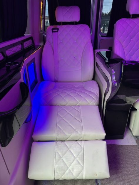 VOLKSWAGEN KOMBI T5 2.0 TDI 140CV / Intérieur VIP Luxe Sur Mesure  / Tv / Frigo 