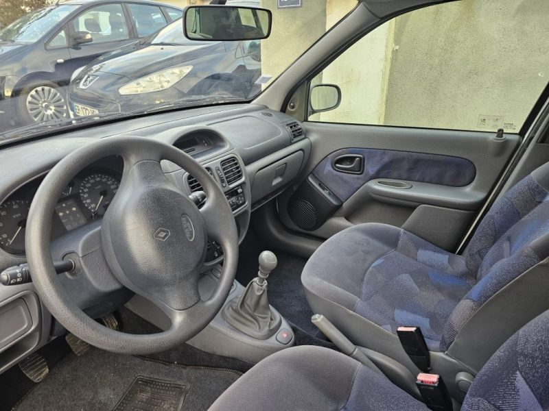 RENAULT CLIO 1.2 - 60 CV PACK CLIM - 62000 KMS - DISTRIBUTION NEUVE / CARNET COMPLET 1999