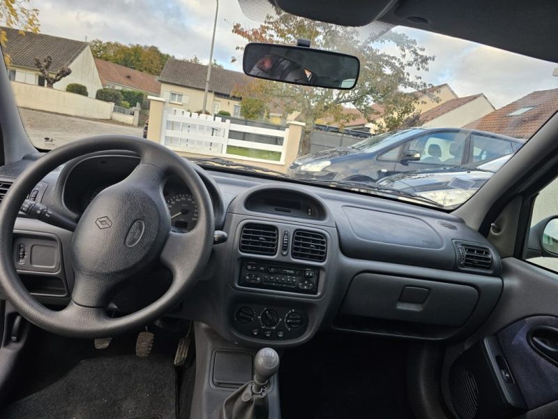 RENAULT CLIO 1.2 - 60 CV PACK CLIM - 62000 KMS - DISTRIBUTION NEUVE / CARNET COMPLET 1999
