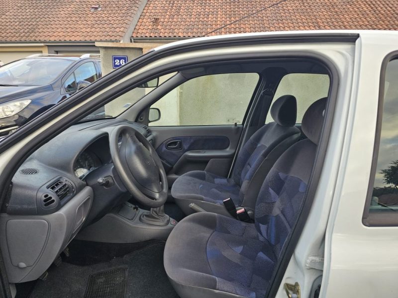 RENAULT CLIO 1.2 - 60 CV PACK CLIM - 62000 KMS - DISTRIBUTION NEUVE / CARNET COMPLET 1999