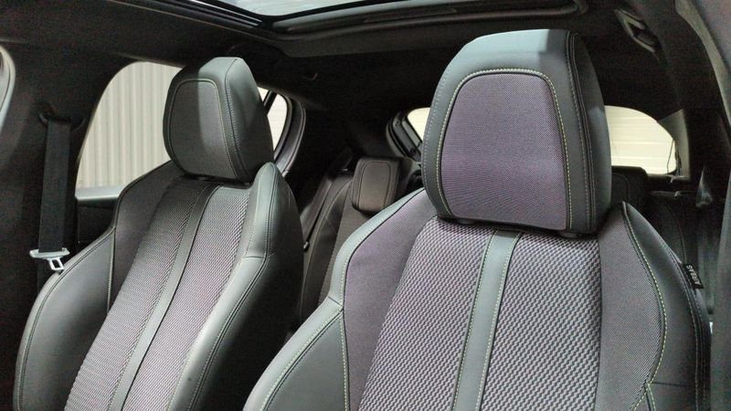 Peugeot 208 Hybrid 136 e-dcs6 gt + navi + pack vision + toit pano