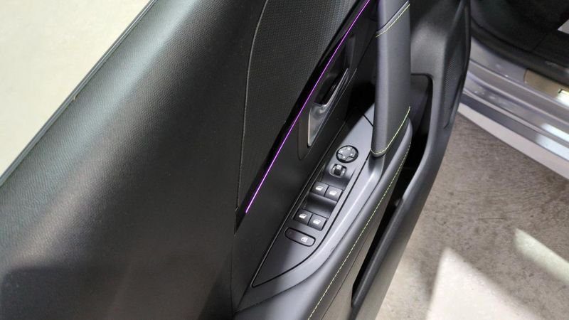 Peugeot 208 Hybrid 136 e-dcs6 gt + navi + pack vision + toit pano