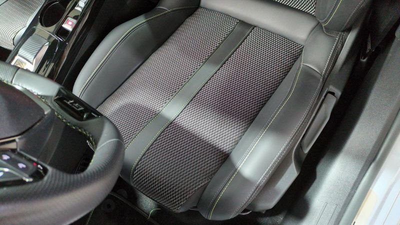 Peugeot 208 Hybrid 136 e-dcs6 gt + navi + pack vision + toit pano