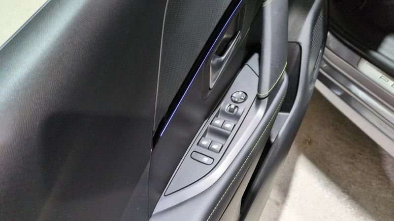 Peugeot 208 Hybrid 136 e-dcs6 gt + navi + pack vision + toit pano